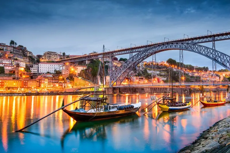 Ribeira do Porto e Ponte D. Luís ao anoitecer